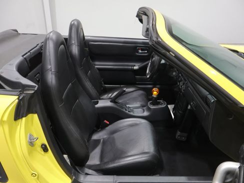 Used 2001 Toyota MR2 RWD image 14