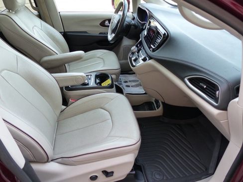 Used 2020 Chrysler Pacifica Limited FWD image 32