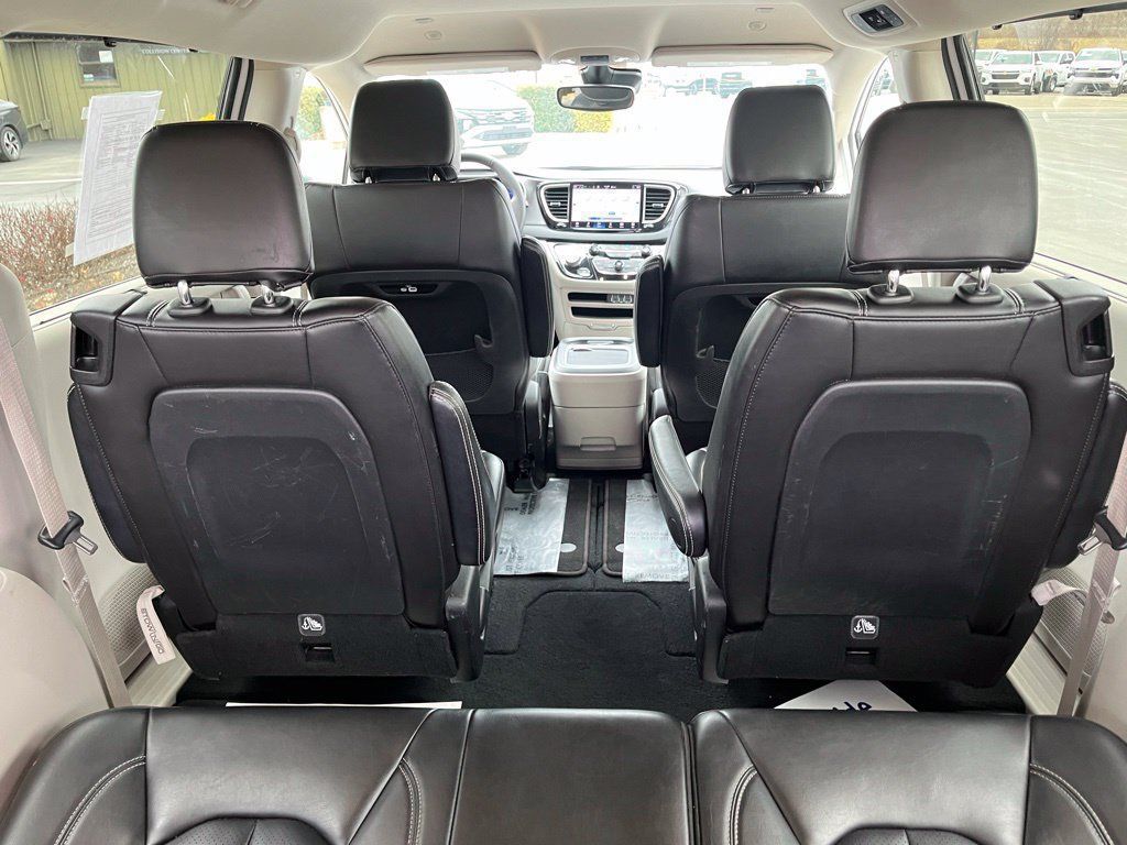 Used 2023 Chrysler Pacifica Touring-L FWD image 5