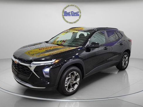 Used 2024 Chevrolet Trax LT FWD image 1