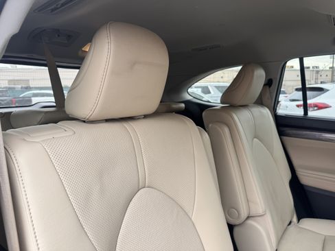 Used 2023 Toyota Highlander Limited image 20