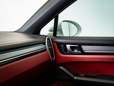 Certified 2023 Porsche Cayenne Platinum Edition image 38