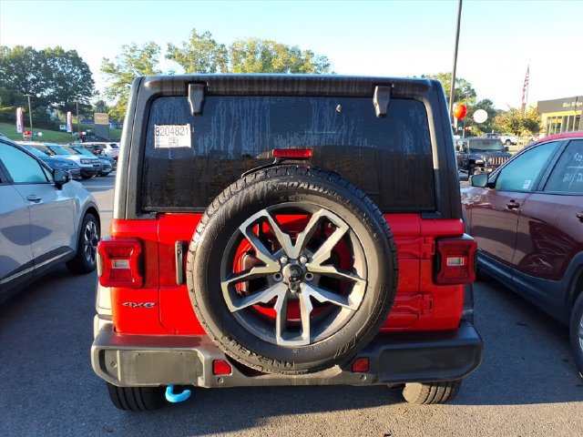 Used 2024 Jeep Wrangler Unlimited w/ Dual Top Group AWD/4WD image 8