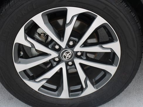 Certified 2024 Toyota Corolla Cross XLE image 9