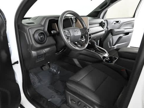 Used 2023 Chevrolet Colorado Trail Boss w/ Technology Package image 16