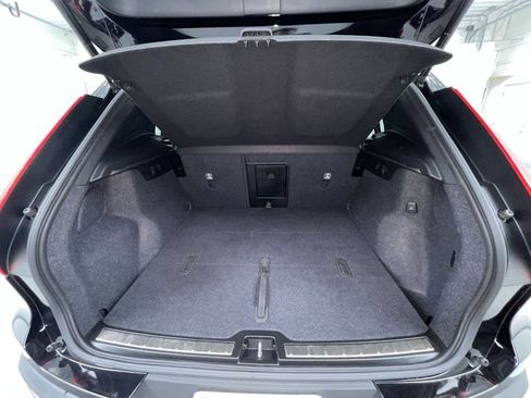 Used 2025 Volvo XC40 B5 Plus image 16