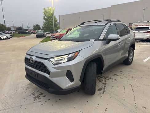 Used 2022 Toyota RAV4 XLE AWD/4WD image 6