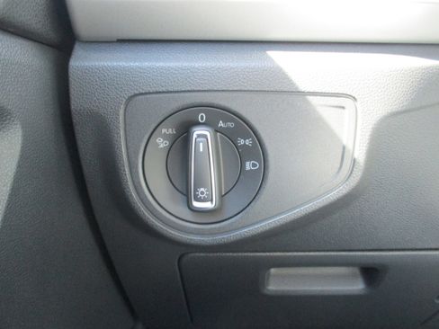 Used 2020 Volkswagen Atlas Cross Sport SE image 18