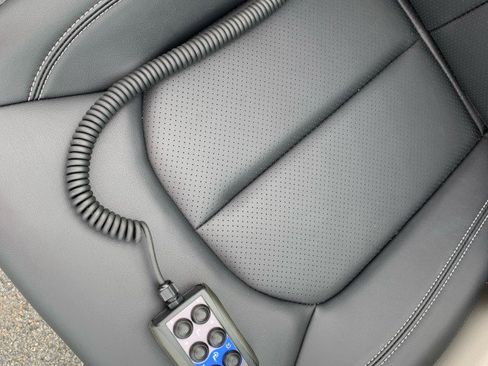 Used 2024 Chrysler Pacifica Touring-L image 3