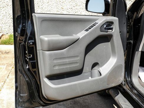 Used 2021 Nissan Frontier SV w/ Midnight Edition Floor Mats image 38