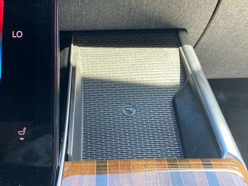 Used 2025 Cadillac Escalade ESV Premium Luxury Platinum image 44