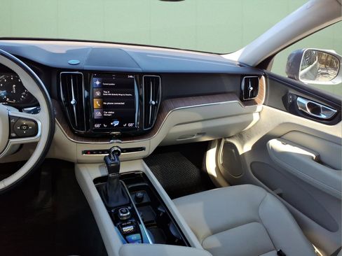 Used 2021 Volvo XC60 T5 Momentum w/ Premium Package AWD/4WD image 16