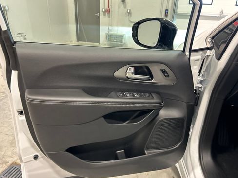 New 2027 Chrysler Pacifica Select FWD image 15
