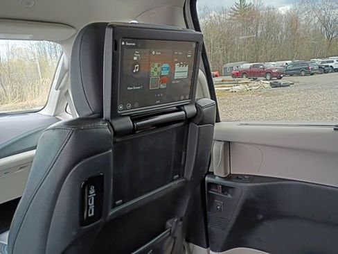 Used 2021 Chrysler Pacifica Touring-L w/ Uconnect Theater Family Group AWD/4WD image 18