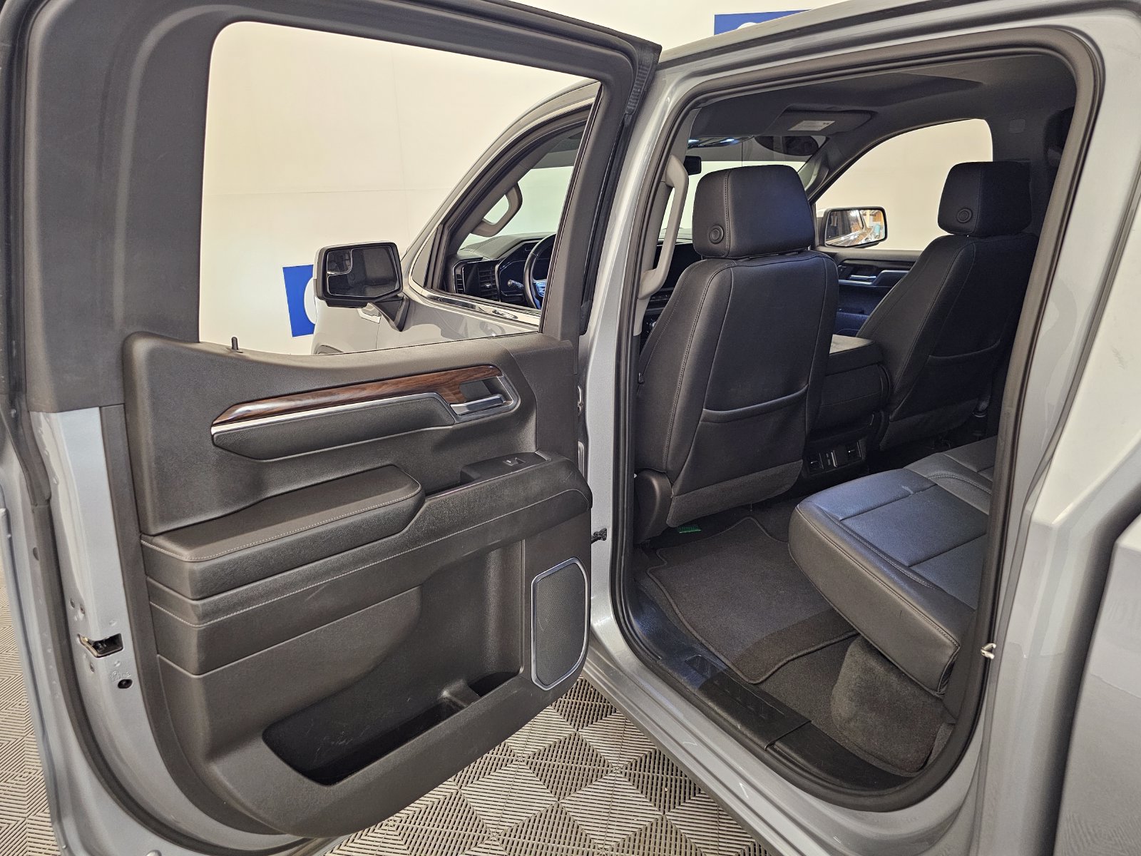Used 2024 GMC Sierra 1500 SLT AWD/4WD image 33