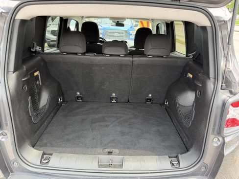 Used 2017 Jeep Renegade Latitude FWD image 22