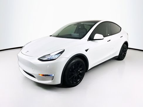 Used 2023 Tesla Model Y Long Range image 3