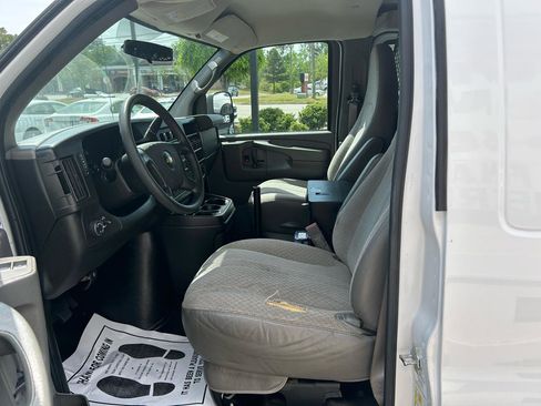 Used 2015 Chevrolet Express 2500 RWD image 9