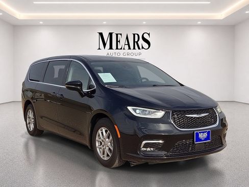 Used 2024 Chrysler Pacifica Touring-L FWD image 7