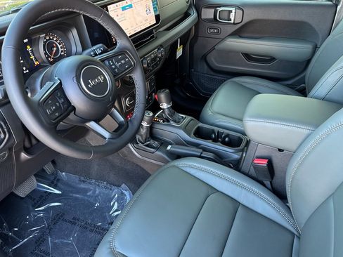 New 2025 Jeep Gladiator Mojave image 9