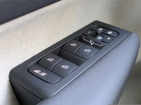 New 2026 Volvo XC40 B5 Ultra w/ Protection Package Premier image 33