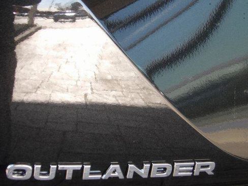 New 2025 Mitsubishi Outlander SE image 8