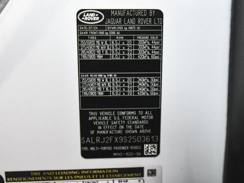 Used 2025 Land Rover Discovery S image 19