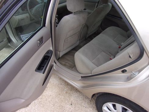 Used 2006 Toyota Camry LE FWD image 3