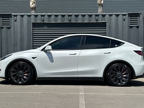 Used 2021 Tesla Model Y Performance AWD/4WD image 2