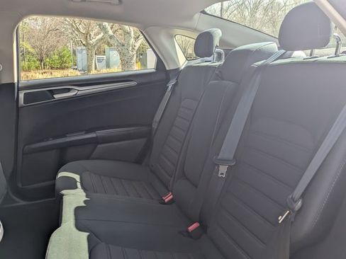 Used 2019 Ford Fusion SE image 12