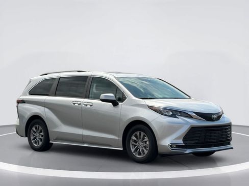 Used 2024 Toyota Sienna XLE FWD image 8