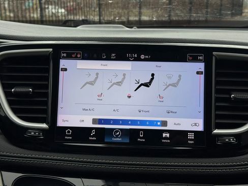 Used 2023 Chrysler Pacifica Touring-L image 17