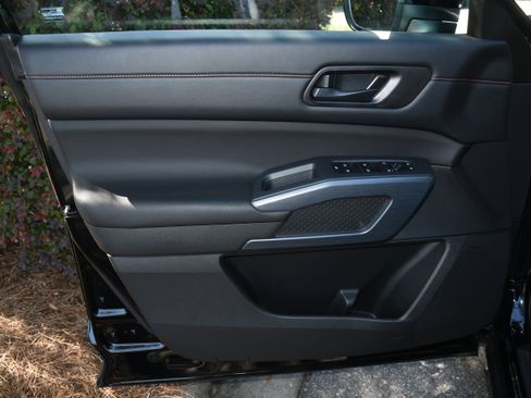 Used 2025 Nissan Pathfinder Rock Creek image 9