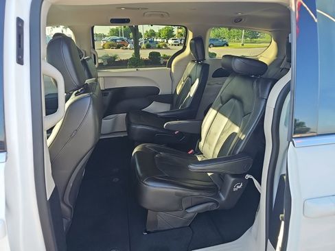 Used 2023 Chrysler Pacifica Touring-L FWD image 5