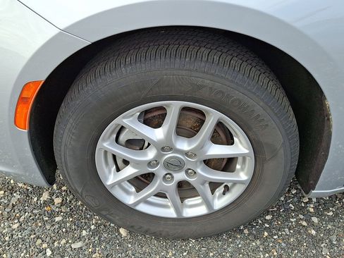 Used 2023 Chrysler Pacifica Touring FWD image 4
