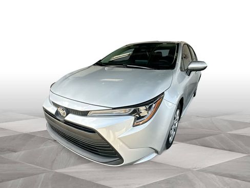 Used 2025 Toyota Corolla LE w/ Convenience Package FWD image 4