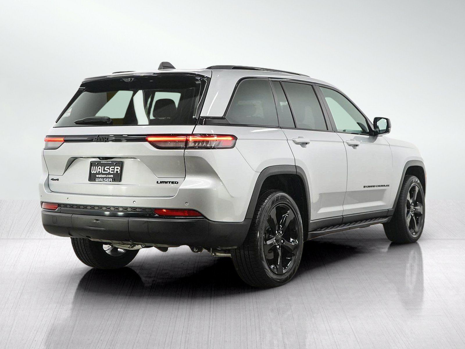 Used 2024 Jeep Grand Cherokee Limited w/ Luxury Tech Group II AWD/4WD image 5
