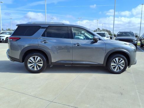 Used 2025 Nissan Pathfinder SL image 5