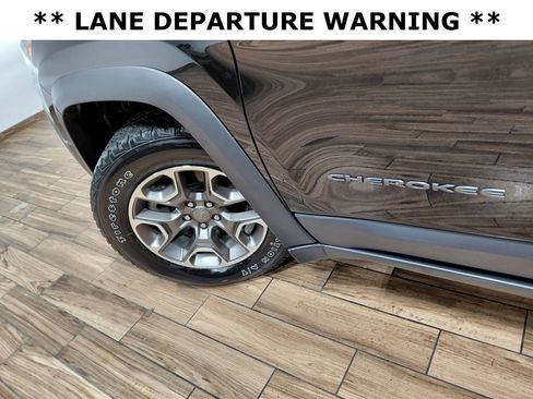 Used 2021 Jeep Cherokee Trailhawk image 10