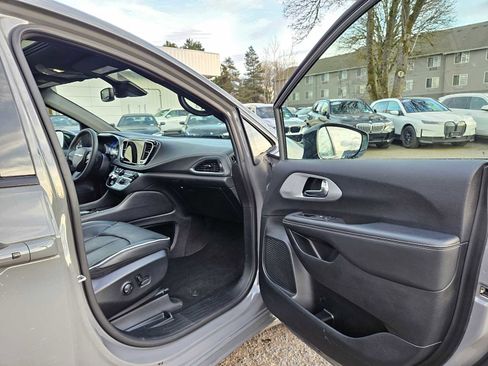 Used 2025 Chrysler Pacifica Limited image 10