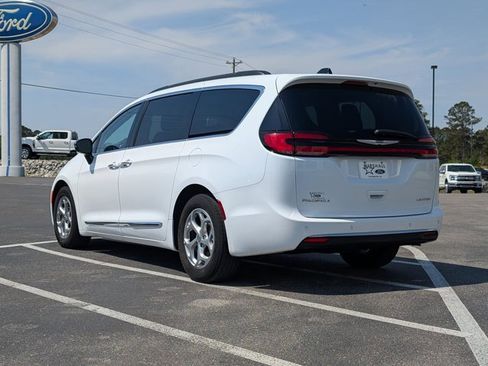 Used 2023 Chrysler Pacifica Limited image 2
