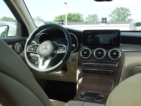 Used 2021 Mercedes-Benz GLC 300 4MATIC image 9