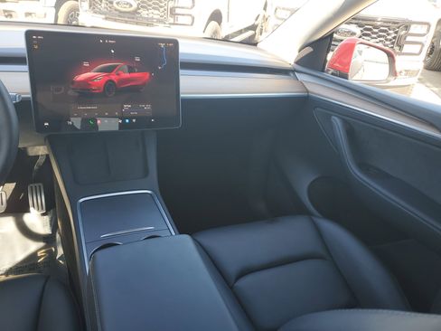 Used 2024 Tesla Model Y Performance image 18