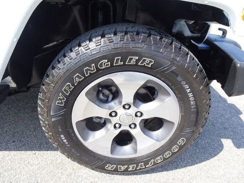 Used 2018 Jeep Wrangler Sahara AWD/4WD image 22