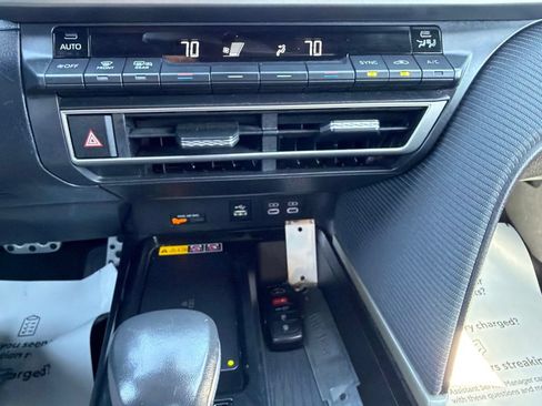 Used 2025 Toyota Camry SE FWD image 30