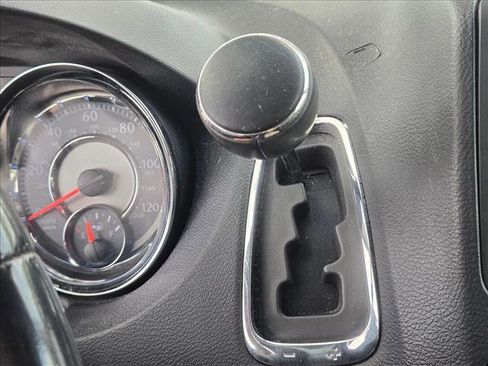 Used 2016 Chrysler Town & Country Touring image 18