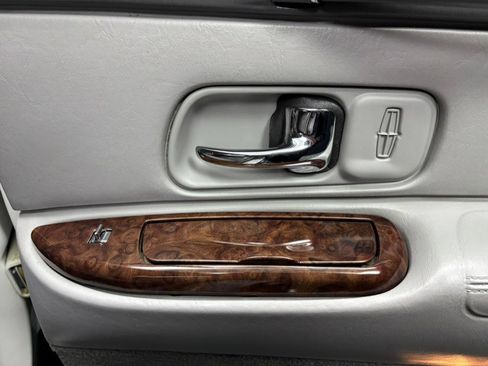 Used 1997 Lincoln Town Car Signature image 29