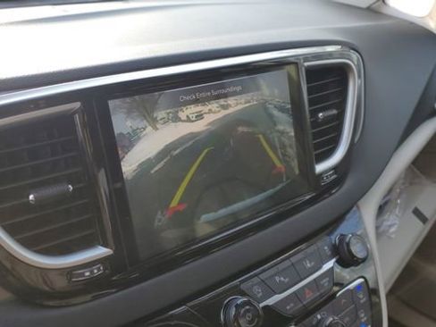 Certified 2024 Chrysler Pacifica Touring-L image 15