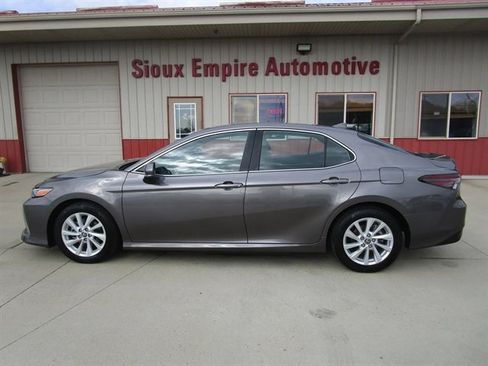 Used 2023 Toyota Camry LE image 2