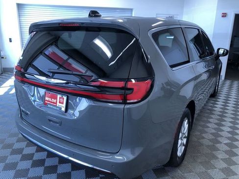 Used 2025 Chrysler Pacifica Select FWD image 33